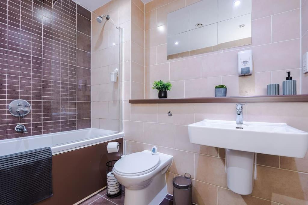 Sleeps 6, Stylish Apartment, Perfect For Groups, Long Term Disc Apartment Liverpool