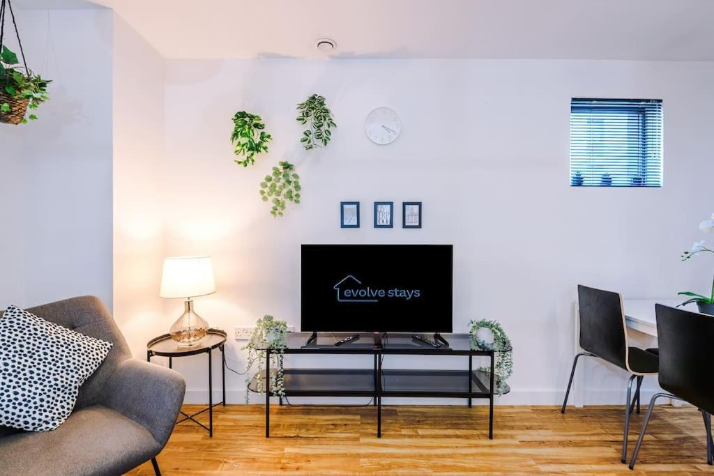 Sleeps 6, Stylish Apartment, Perfect For Groups, Long Term Disc
