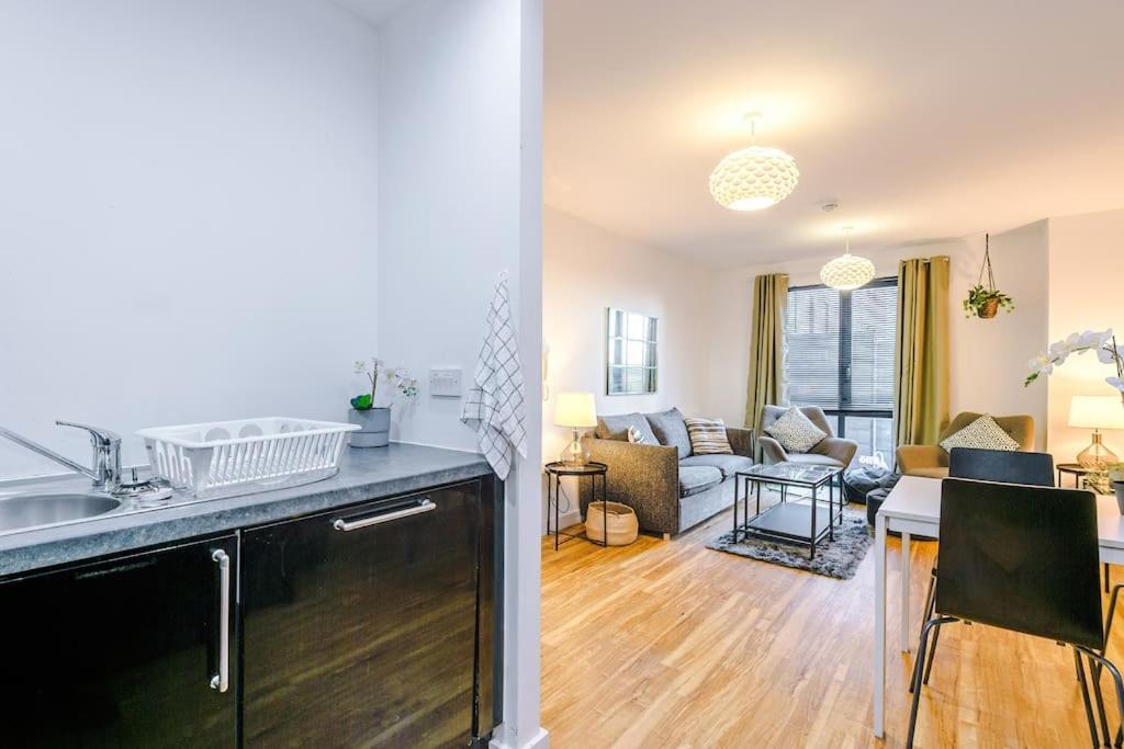 Apartment Sleeps 6, Stylish Apartment, Perfect For Groups, Long Term Disc
