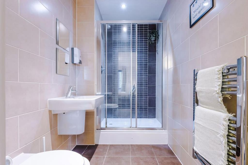 Sleeps 6, Stylish Apartment, Perfect For Groups, Long Term Disc Liverpool