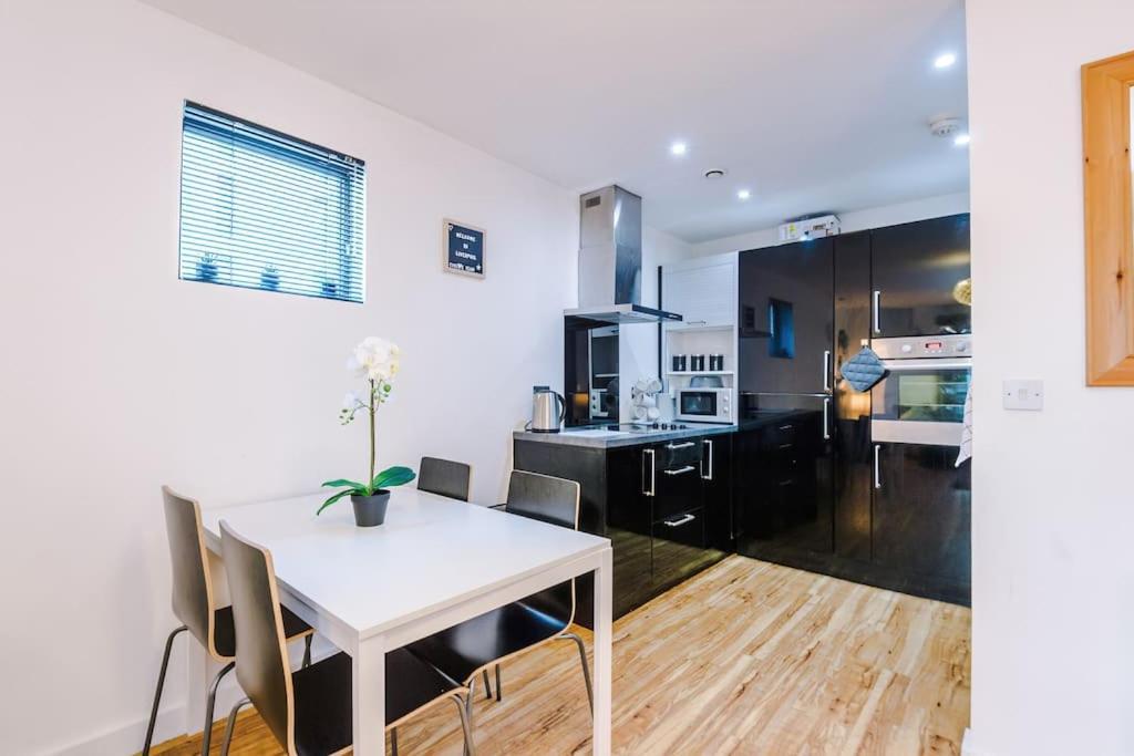 Sleeps 6, Stylish Apartment, Perfect For Groups, Long Term Disc