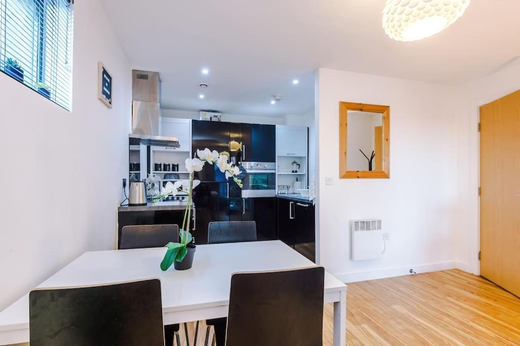 Sleeps 6, Stylish Apartment, Perfect For Groups, Long Term Disc *
