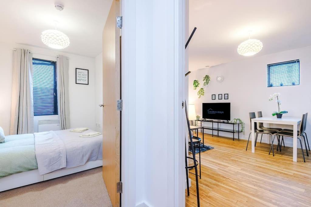 Sleeps 6, Stylish Apartment, Perfect For Groups, Long Term Disc Apartment