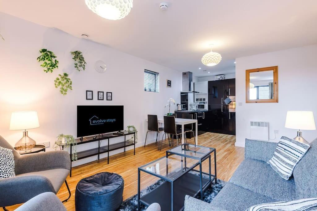 Apartment Sleeps 6, Stylish Apartment, Perfect For Groups, Long Term Disc Liverpool