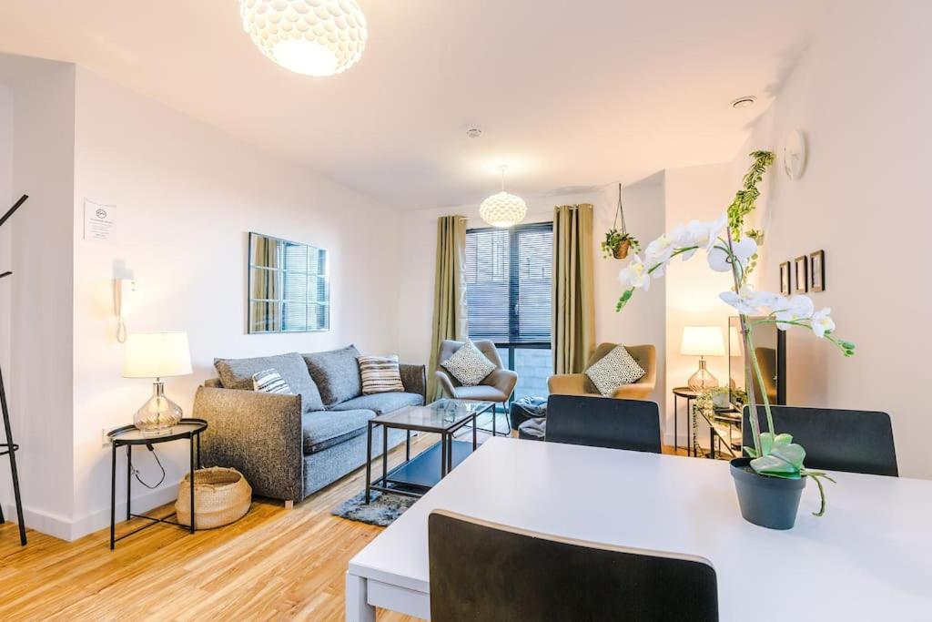 Apartment Sleeps 6, Stylish Apartment, Perfect For Groups, Long Term Disc *