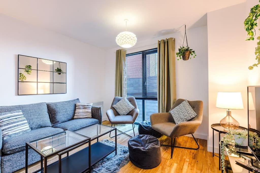 Apartment Sleeps 6, Stylish Apartment, Perfect For Groups, Long Term Disc Liverpool