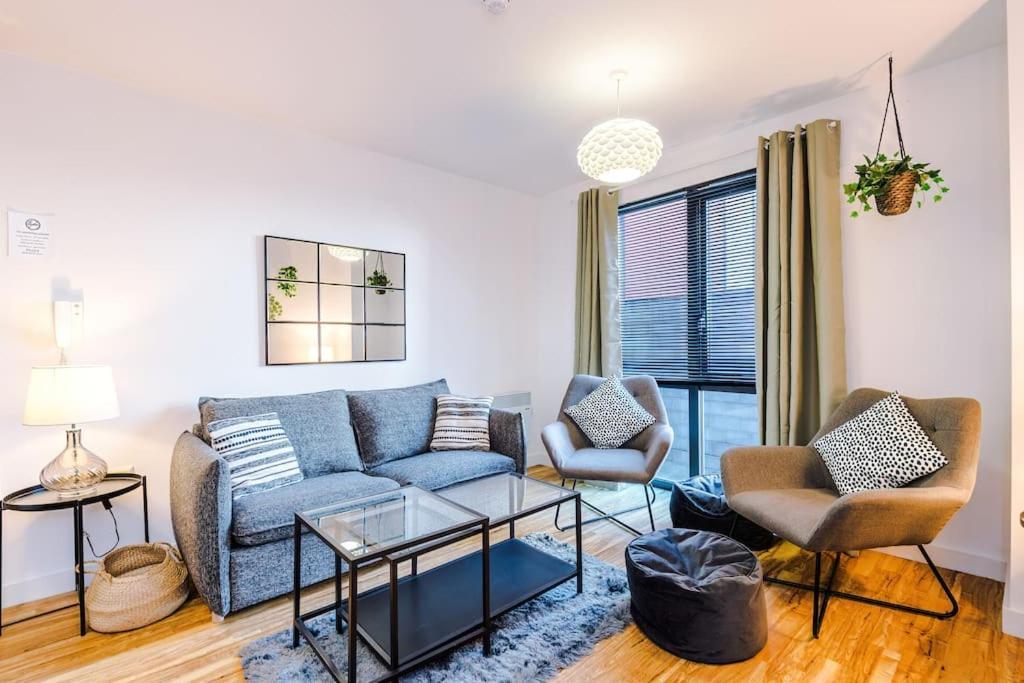 Apartment Sleeps 6, Stylish Apartment, Perfect For Groups, Long Term Disc