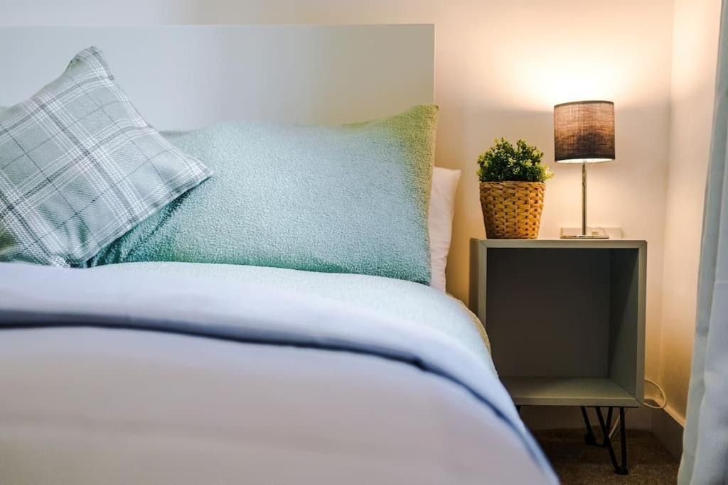 Sleeps 6, Stylish Apartment, Perfect For Groups, Long Term Disc Apartment *