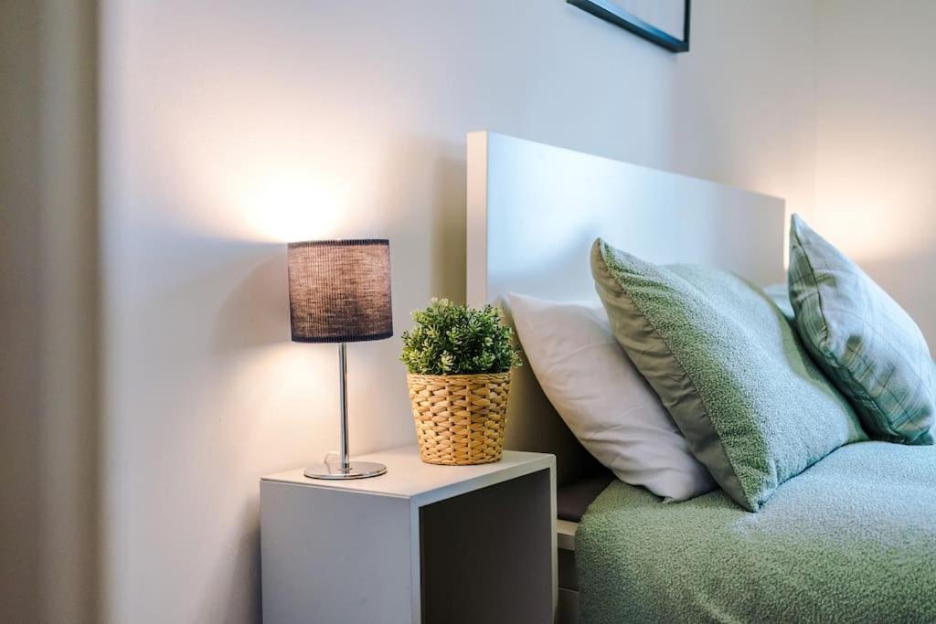 Apartment Sleeps 6, Stylish Apartment, Perfect For Groups, Long Term Disc *