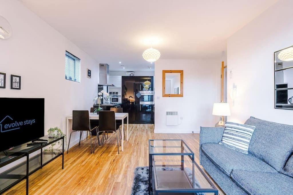 Apartment Sleeps 6, Stylish Apartment, Perfect For Groups, Long Term Disc Liverpool