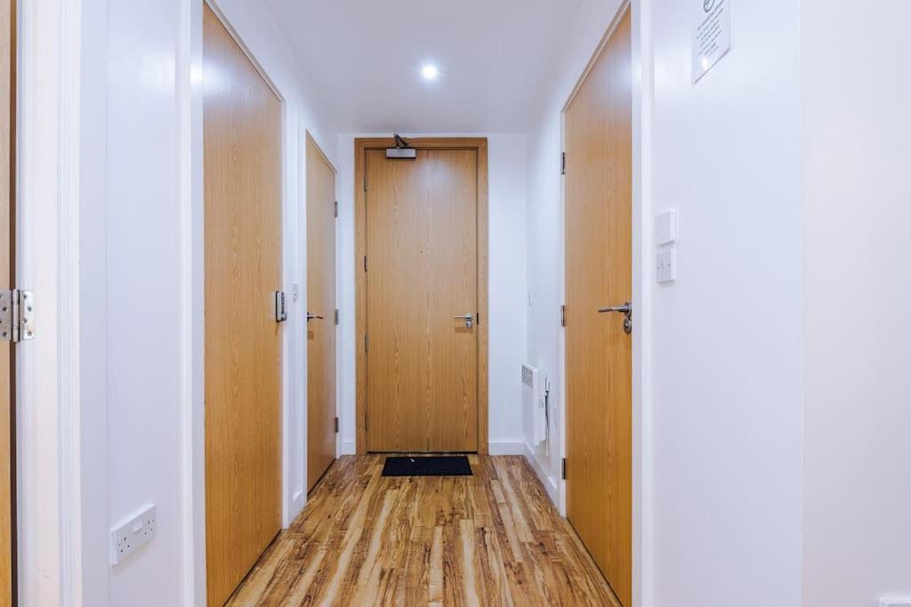 Sleeps 6, Stylish Apartment, Perfect For Groups, Long Term Disc Apartment