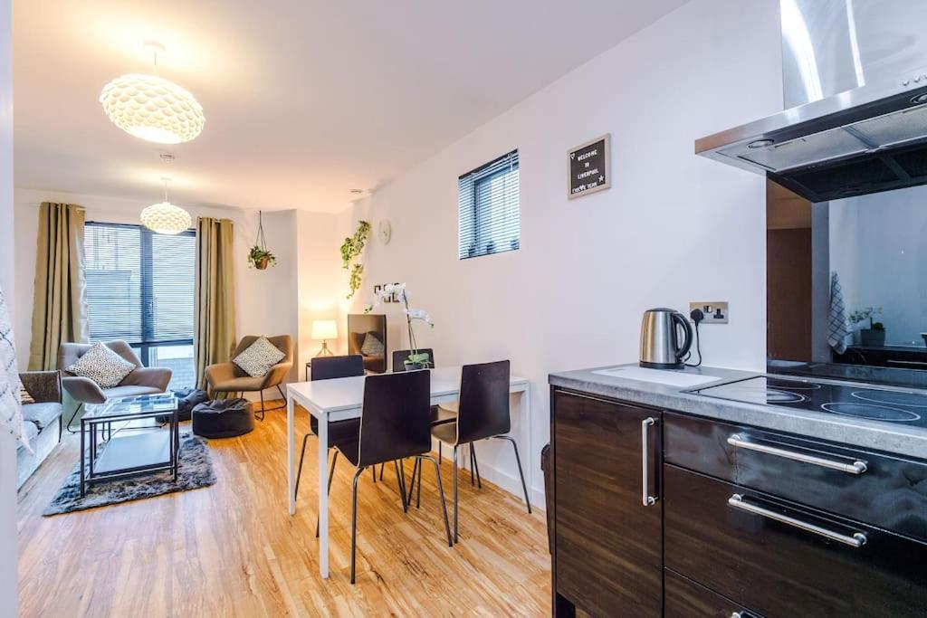 Sleeps 6, Stylish Apartment, Perfect For Groups, Long Term Disc Apartment *
