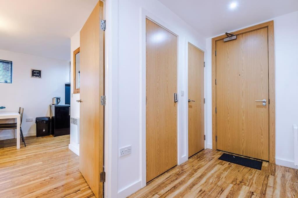 Sleeps 6, Stylish Apartment, Perfect For Groups, Long Term Disc * Liverpool