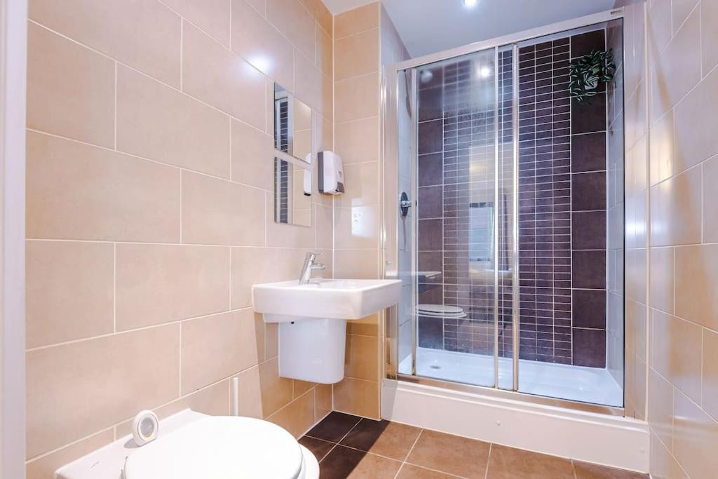 Sleeps 6, Stylish Apartment, Perfect For Groups, Long Term Disc