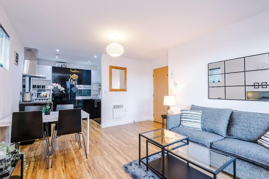 Apartment Sleeps 6, Stylish Apartment, Perfect For Groups, Long Term Disc