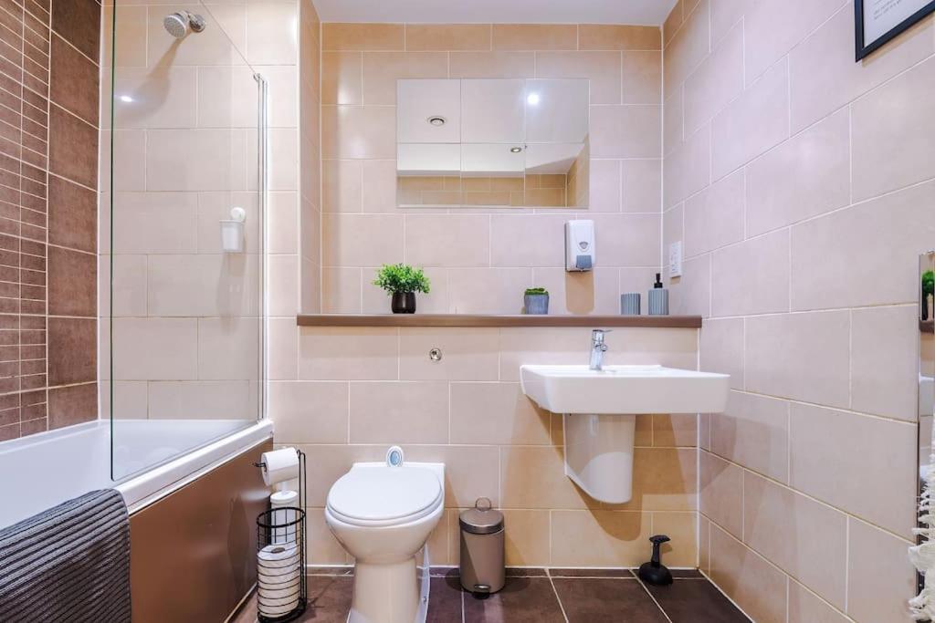 Sleeps 6, Stylish Apartment, Perfect For Groups, Long Term Disc Apartment *