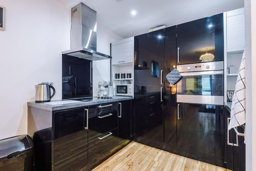 Apartment Sleeps 6, Stylish Apartment, Perfect For Groups, Long Term Disc Liverpool