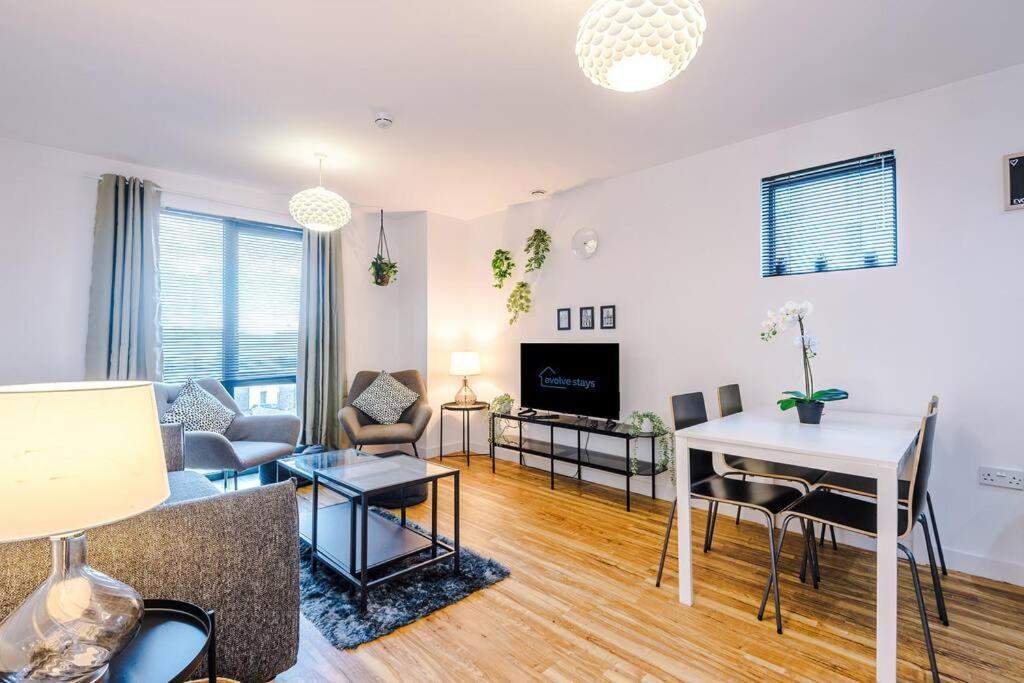Apartment Sleeps 6, Stylish Apartment, Perfect For Groups, Long Term Disc