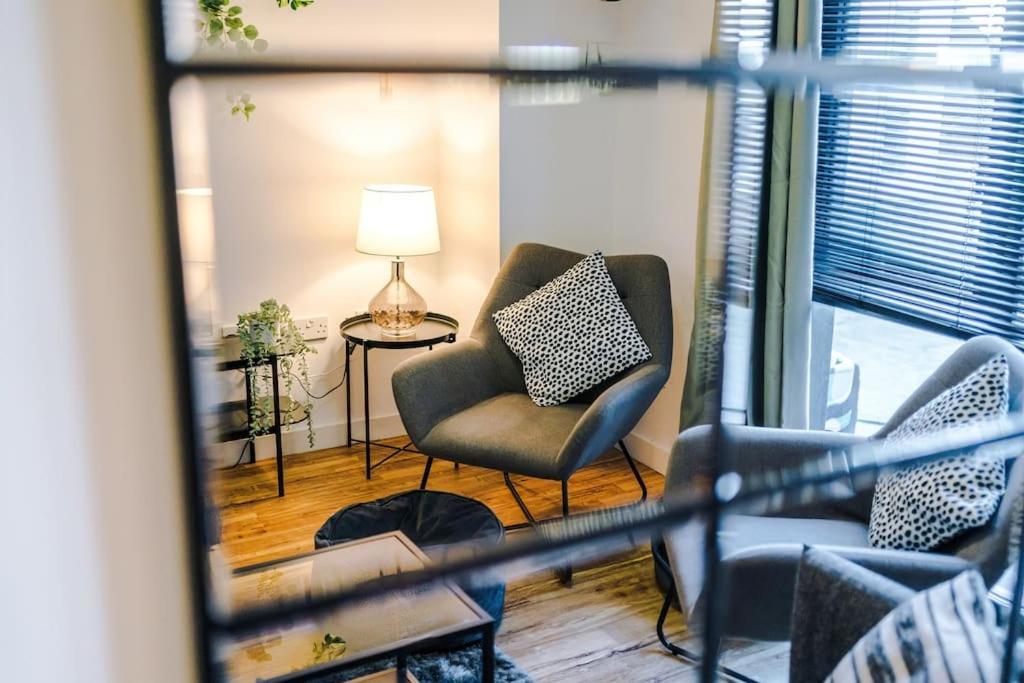 Sleeps 6, Stylish Apartment, Perfect For Groups, Long Term Disc Apartment *