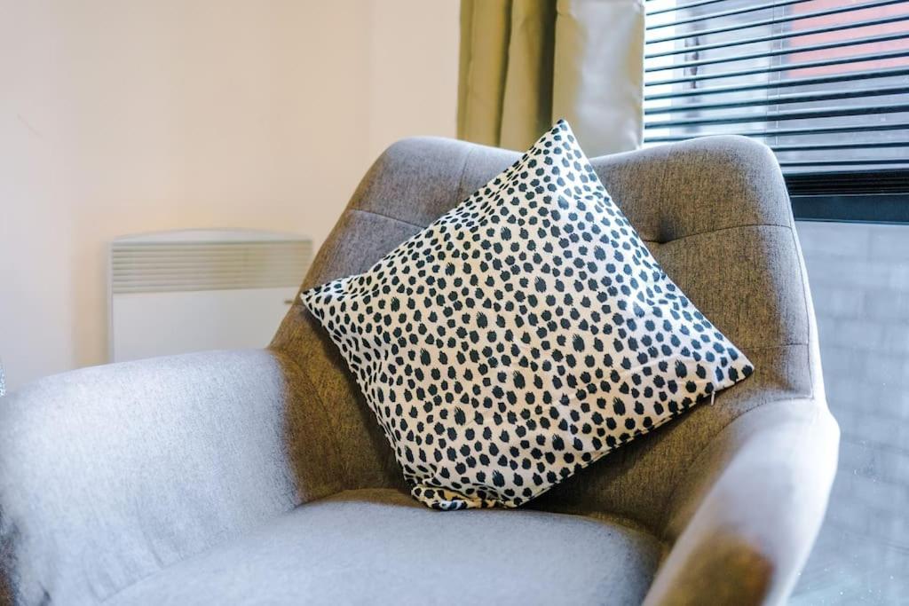 Sleeps 6, Stylish Apartment, Perfect For Groups, Long Term Disc Apartment *