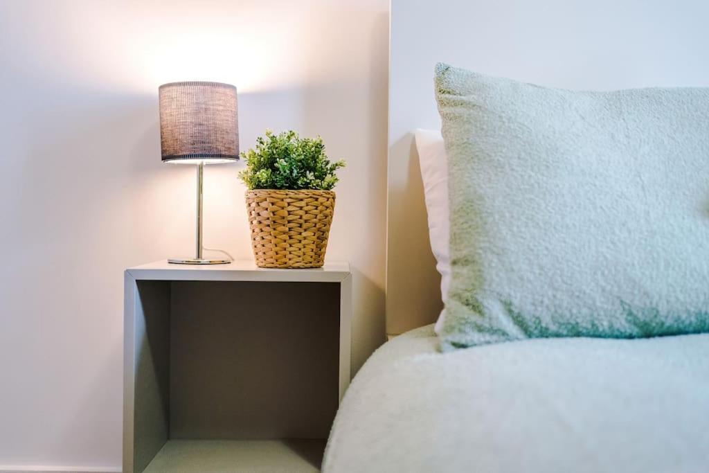 Sleeps 6, Stylish Apartment, Perfect For Groups, Long Term Disc *