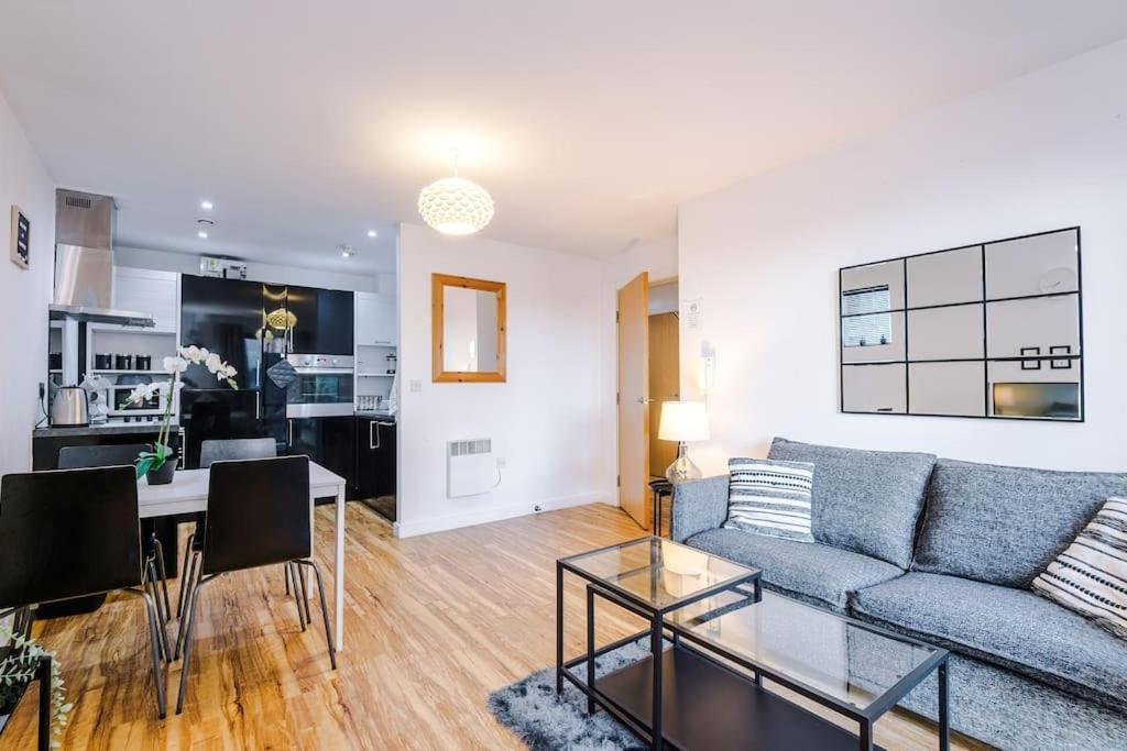 Sleeps 6, Stylish Apartment, Perfect For Groups, Long Term Disc