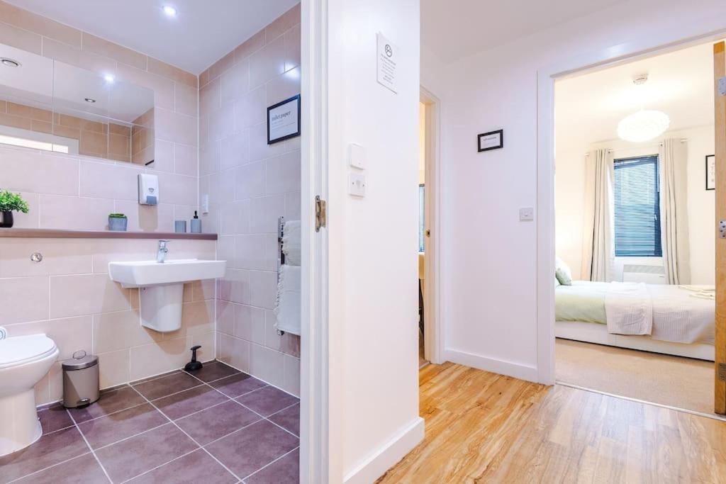 Apartment Sleeps 6, Stylish Apartment, Perfect For Groups, Long Term Disc Liverpool