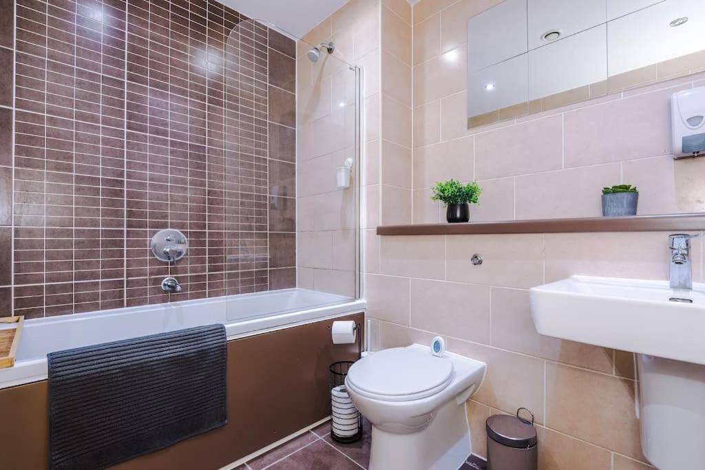 Apartment Sleeps 6, Stylish Apartment, Perfect For Groups, Long Term Disc
