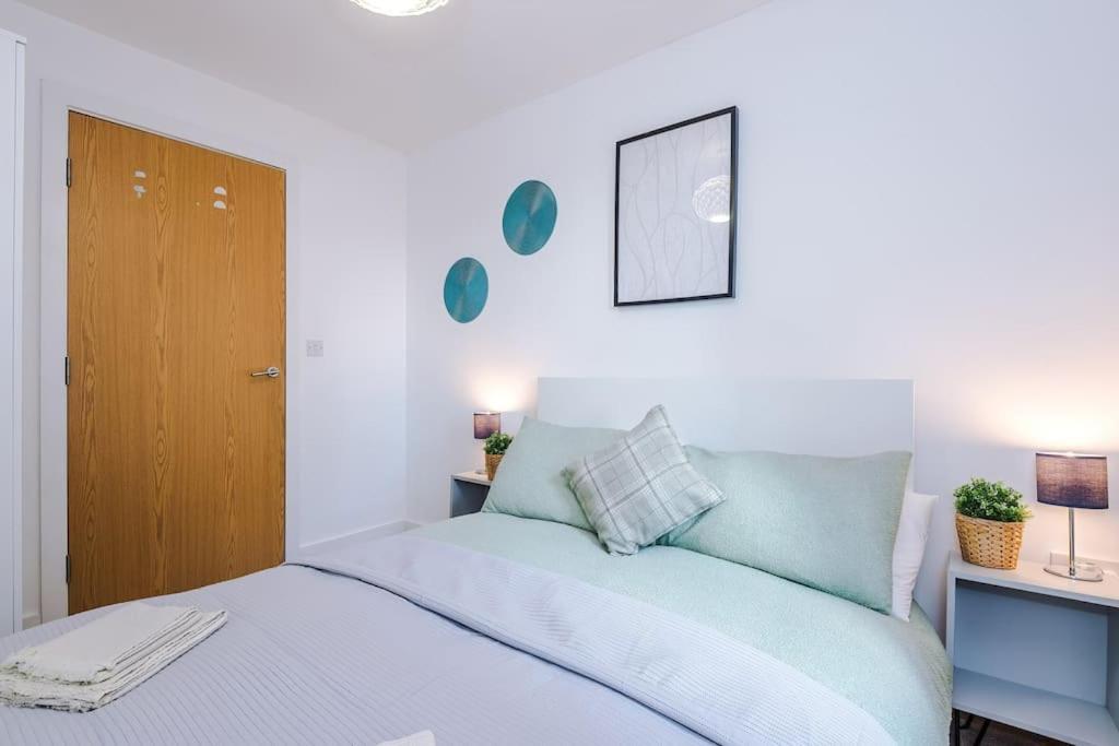 Sleeps 6, Stylish Apartment, Perfect For Groups, Long Term Disc Apartment *