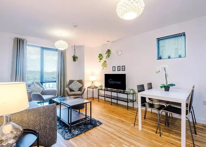 Sleeps 6, Stylish Apartment, Perfect For Groups, Long Term Disc