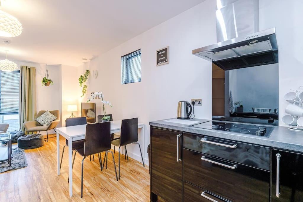 Apartment Sleeps 6, Stylish Apartment, Perfect For Groups, Long Term Disc *
