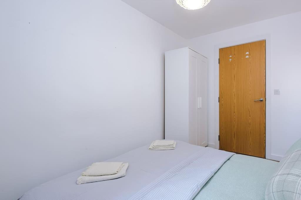 Sleeps 6, Stylish Apartment, Perfect For Groups, Long Term Disc Apartment