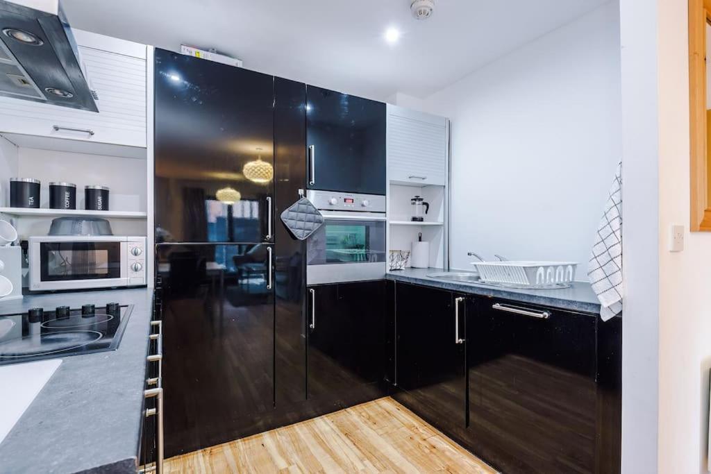 Apartment Sleeps 6, Stylish Apartment, Perfect For Groups, Long Term Disc *